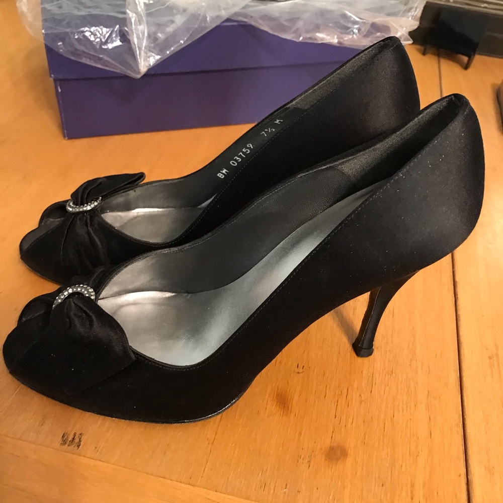 Stuart Weitzman Black Open Toe Shoes M 7.5 Ringbling Black Satin BW03759 NICE.